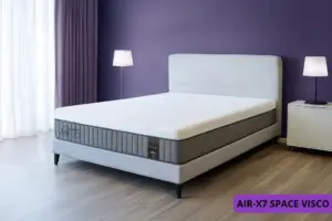 מזרן SPACE VISCO מסדרת AIR-X7 עם מיטה סגנונית בחדר מעוצב עם קיר סגלגל ווילונות סגולים