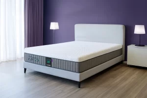 מזרן SPACE VISCO מסדרת AIR-X7 עם מיטה סגנונית בחדר מעוצב עם קיר סגלגל ווילונות סגולים