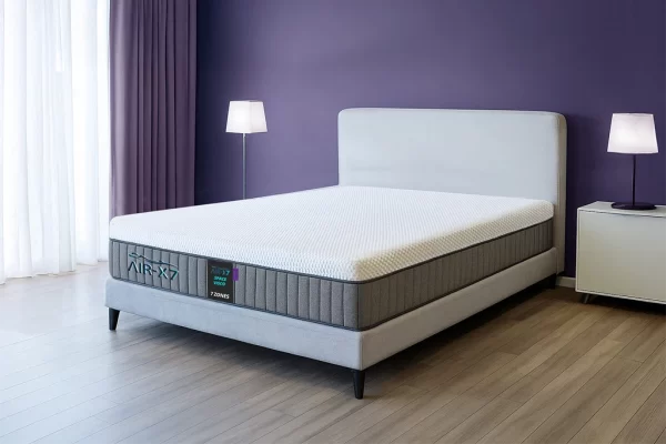 מזרן SPACE VISCO מסדרת AIR-X7 עם מיטה סגנונית בחדר מעוצב עם קיר סגלגל ווילונות סגולים